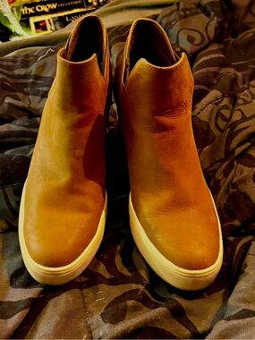 Maurice Tia Taupe Ankle Booties Sz. 9W